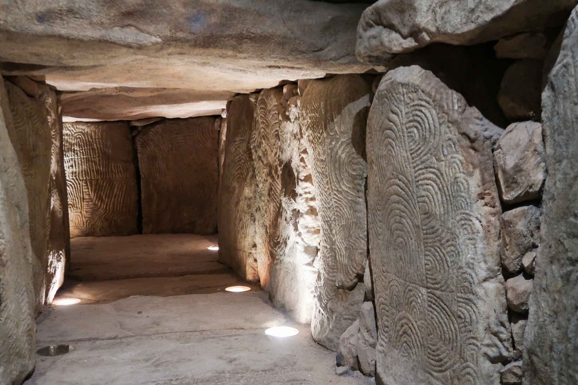 Gang des Cairn von Gavrinis, megalithisches Erbe der Bretagne