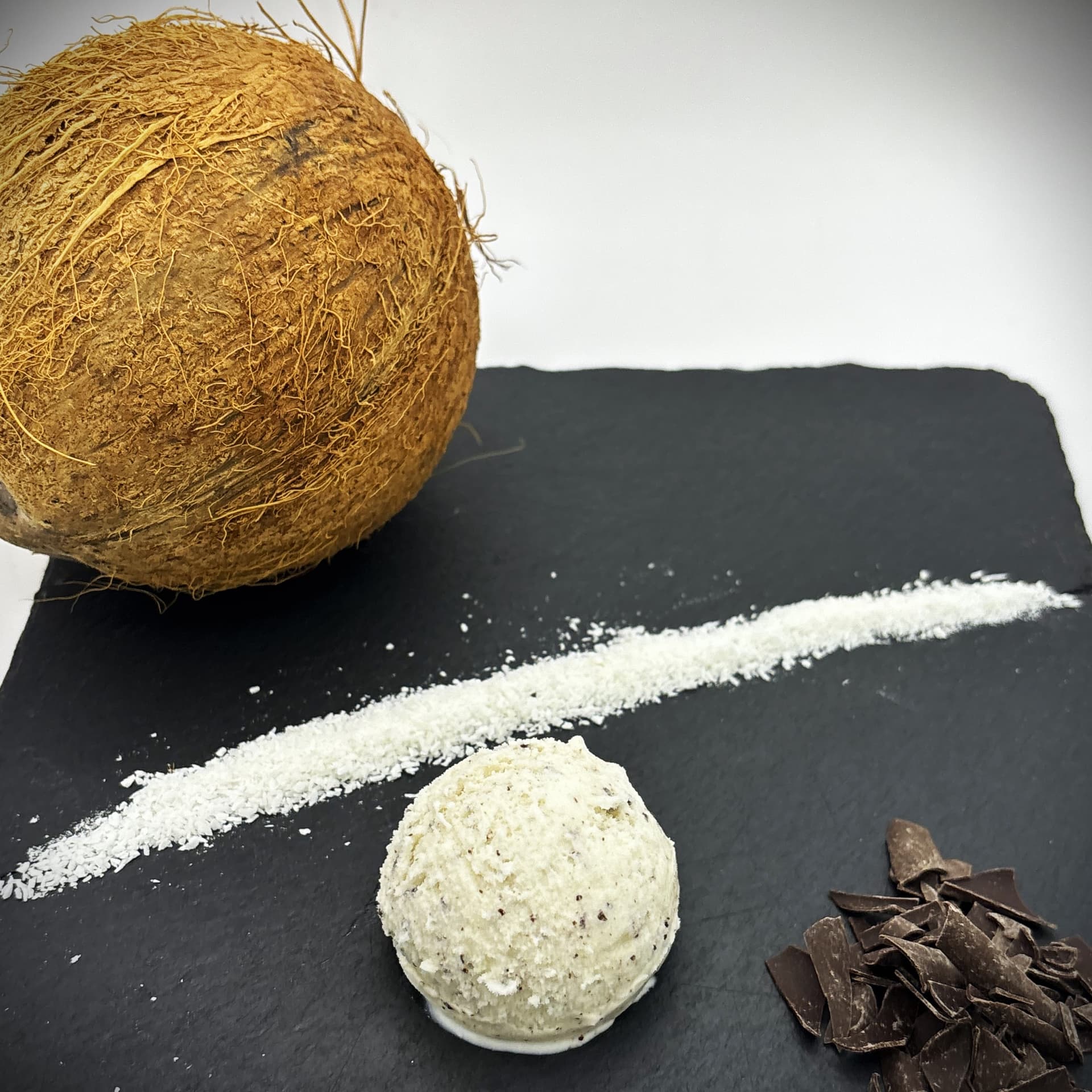 Kokos-Eiscreme mit Schokoladenstückchen
