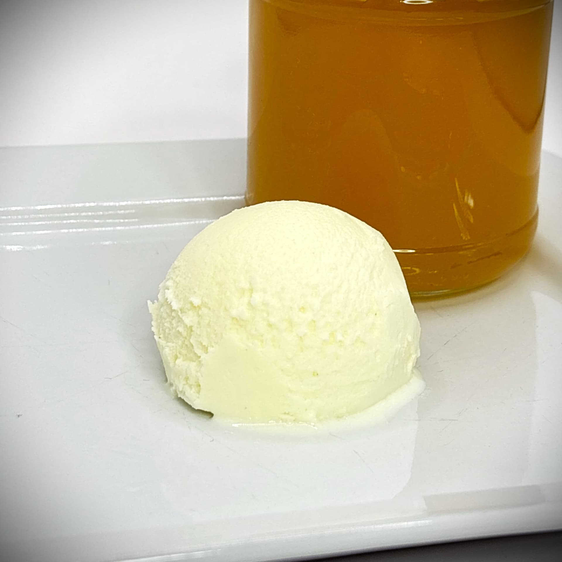 Eiscreme mit Honig und Orangenblüte