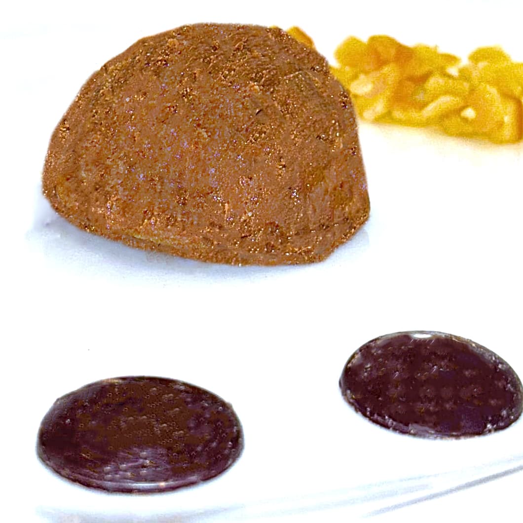 Eis mit Eigelb, Schokolade und Orangenschale