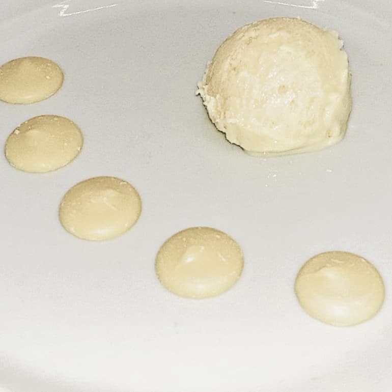 Eis mit Eigelb, weiße Schokolade