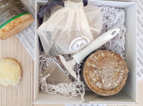 Geschenkbox Le Volcanique: zwei Sanérac-Käse und eine Käsereibe