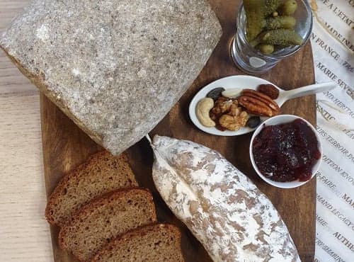 Brett Ander: ganzer Sanérac-Käse und magere Salami aus dem Cantal