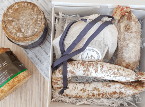 Familien-Aperitif-Box: Sanérac-Käse, Salami und luftgetrocknete Wurst aus dem Cantal, Stoffbeutel als Geschenk.