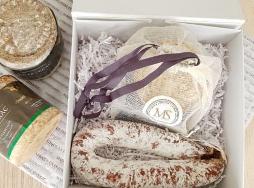 Aperitif-Box Sanérac: Sanérac-Käse im Stoffbeutel und luftgetrocknete Wurst aus dem Cantal
