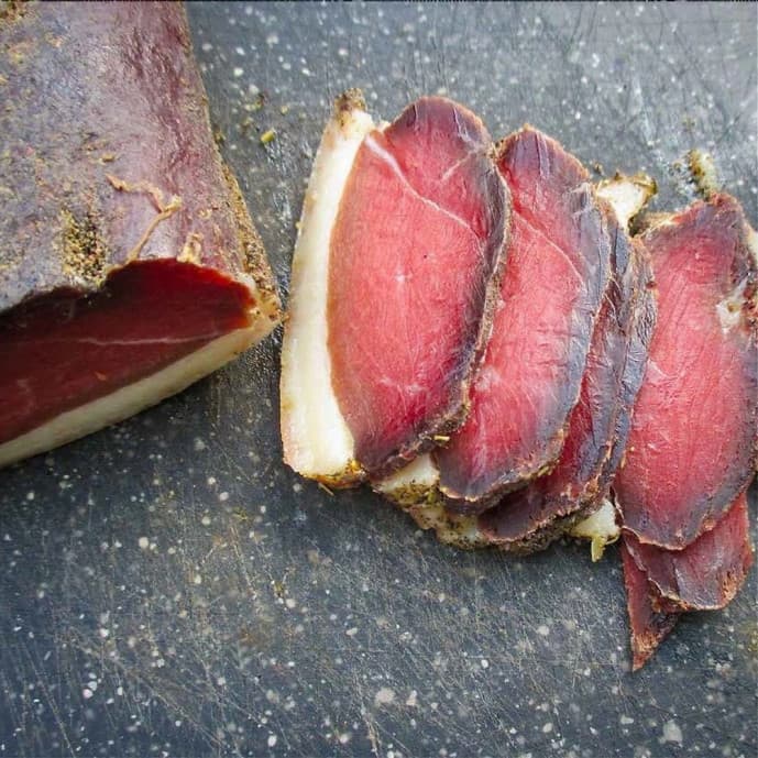 Getrocknete Entenbrust (Magret), in Scheiben geschnitten